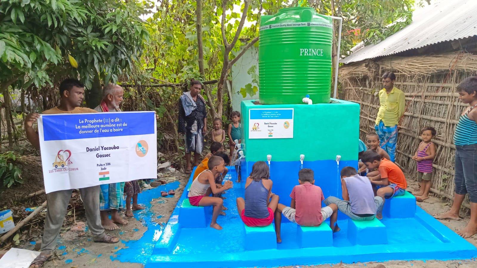 Enfants au point d'eau potable coloré en Inde.