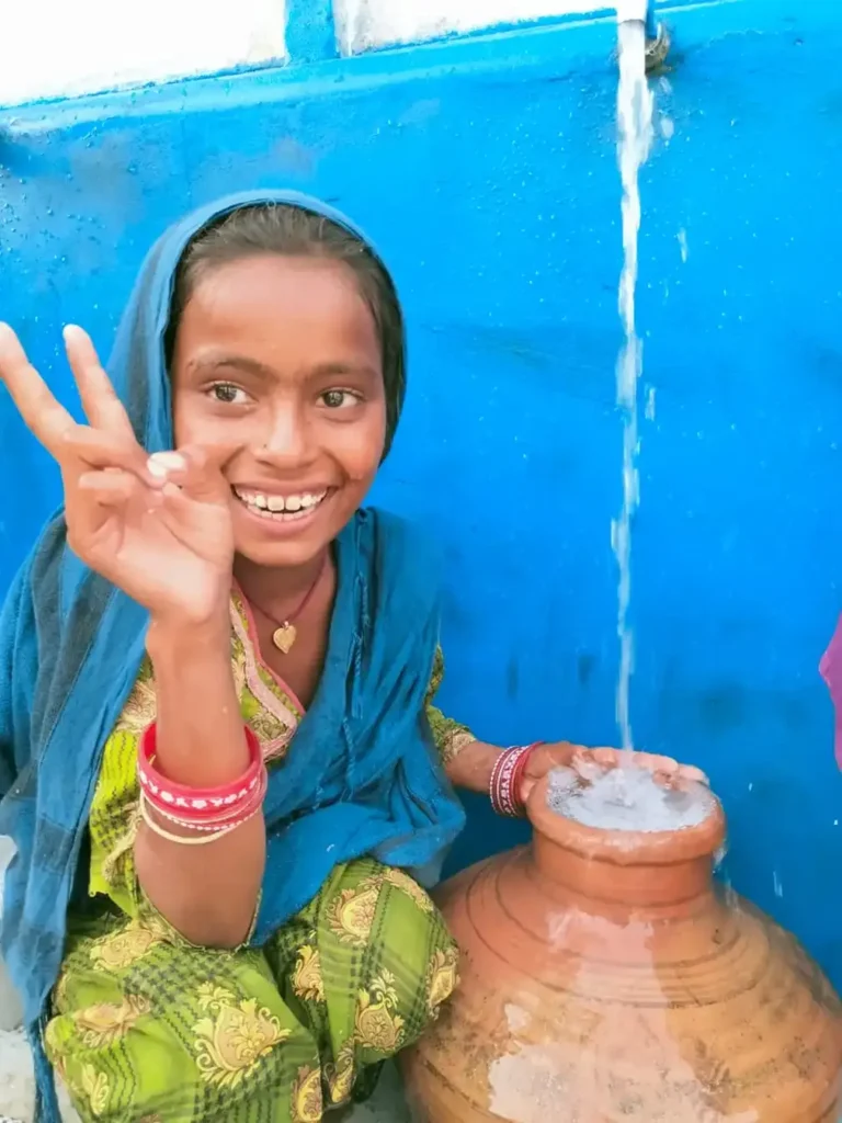 Jeune fille souriant devant un pot en argile.