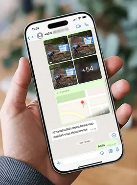 Smartphone montrant une conversation de messagerie.